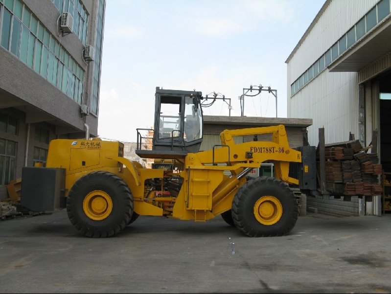 福大機(jī)械FDM788T-36輪式叉裝車新產(chǎn)品鑒定會在福州召開
